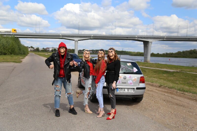 Abiturientų paskutinis skambutis – kuklus (nuotraukos)