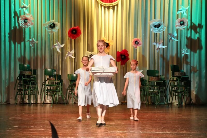 Abiturientai užvėrė gimnazijos duris (nuotraukos)