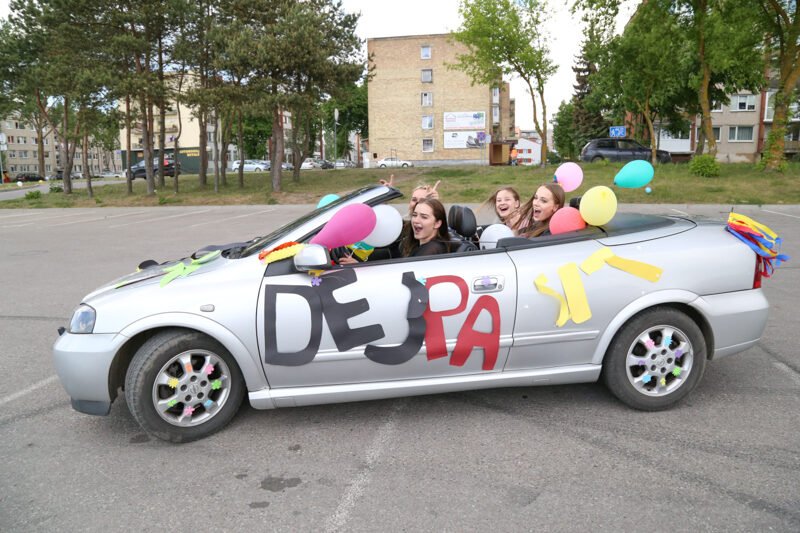 Abiturientai švenčia paskutinį skambutį (nuotraukos)