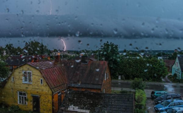 Žaibas uždegė namą