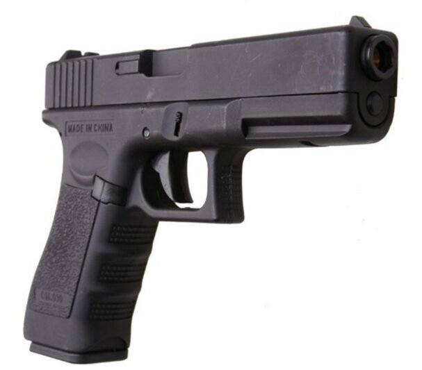 Žaisliniu pistoletu apsiginklavęs vyras užpuolė 15-metę