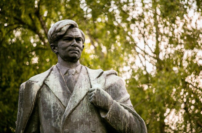 Aistros dėl P.Cvirkos paminklo neslopsta: rengiantis jį nukelti – prašymas prokurorams