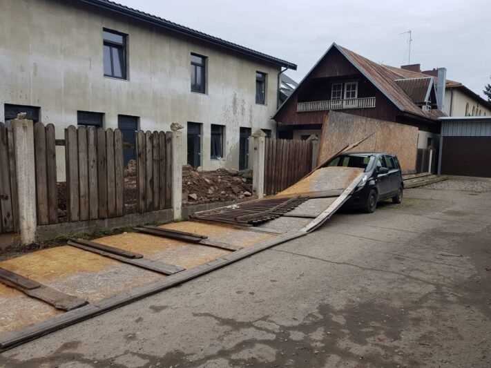 Ant automobilio užgriuvo tvora (nuotraukos) (1)