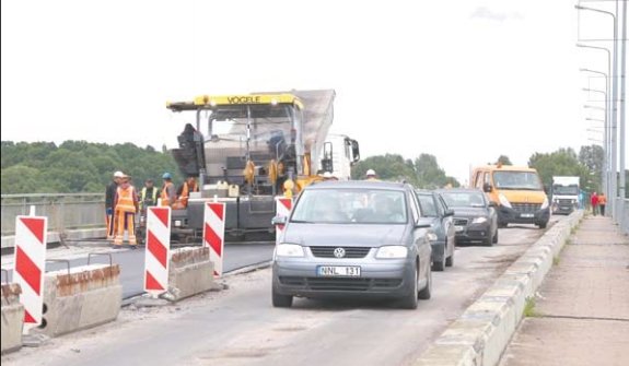 Ant remontuojamo tilto – erzinanti grūstis (3)