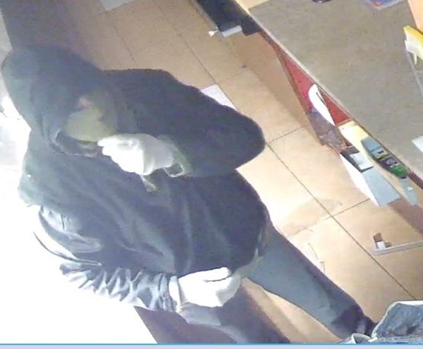 Apvogė Seredžiaus degalinę. Vagis atplaukė valtimi? (Prašo padėti atpažinti) (3)