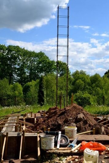 Atstatinėja koplytėlę