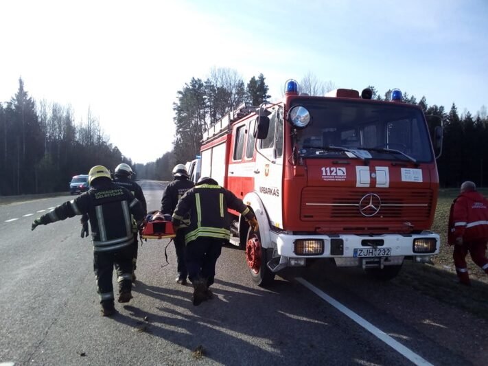 Automobilis nulėkė į laukus, vairuotoją išsivežė medikai (nuotraukos) (3)