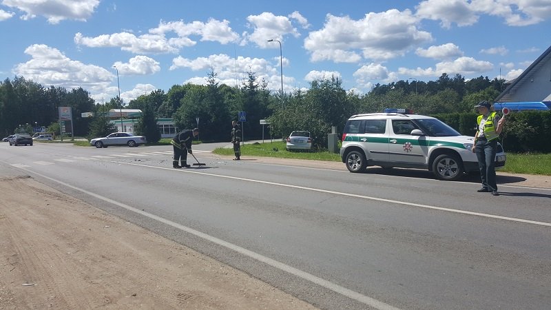 Automobilis nuvažiavo nuo kelio (nuotraukos)