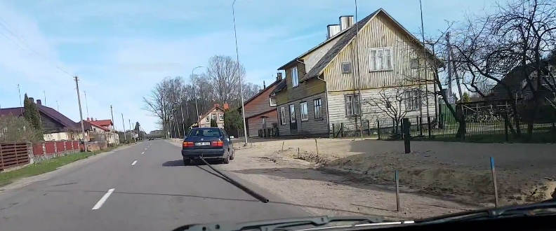 Automobiliu vilko stulpą ir šlavė pakeles (video) (1)