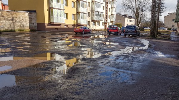 Baisia klampyne virtęs kiemas gyventojus varo į neviltį (nuotraukos) (10)