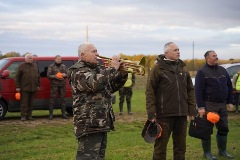 „Balandinės“ būrelis pradėjo medžiokles su varovais (2)