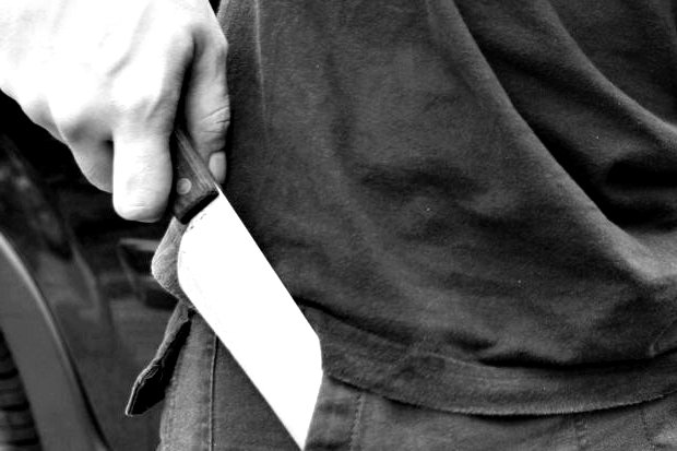 Bando įminti dūrių peiliu mįslę