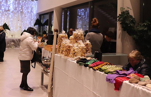 Į biblioteką – jaukių kalėdinių dovanėlių