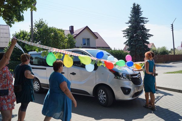 Bibliotekininkai sutiko ilgai lauktą autobusiuką