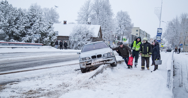 BMW pakibo ant atitvaro (nuotraukos, apklausa dėl kelių priežiūros) (15)