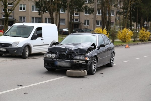 BMW rėžėsi į sunkvežimio galą (nuotraukos) (8)