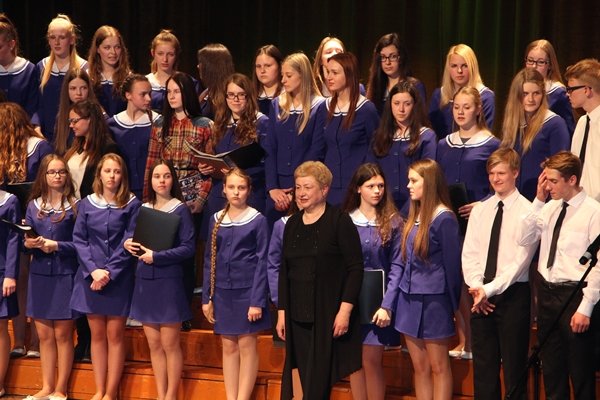 Chorai „Saulė” ir „Bildukai” atsisveikino su abiturientais (nuotraukos)