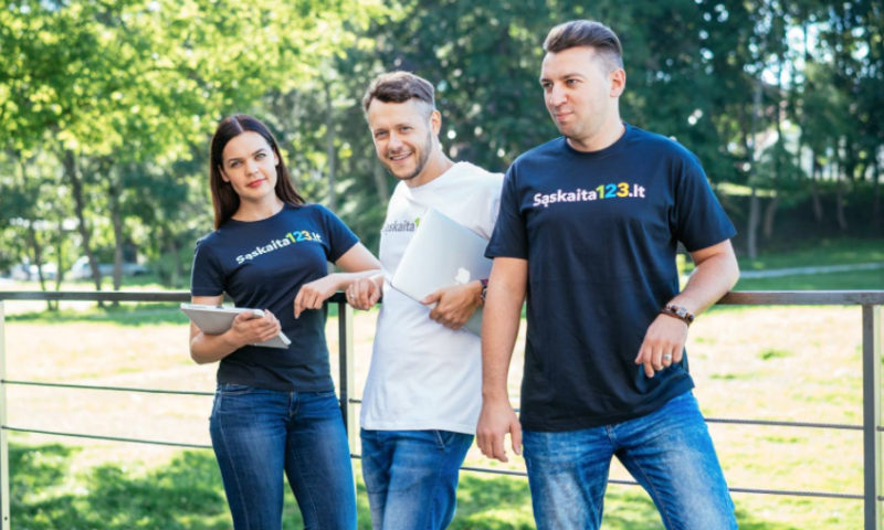 Darbas prie ežero su kompiuteriu. Galimybė – kurią renkasi vis daugiau lietuvių