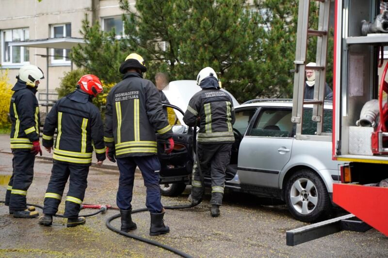 Daugiabučio kieme užsidegė automobilis (nuotraukos)