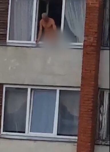 Daugiabučio prakeiksmas – nuogas rūkalius (video, N-18)