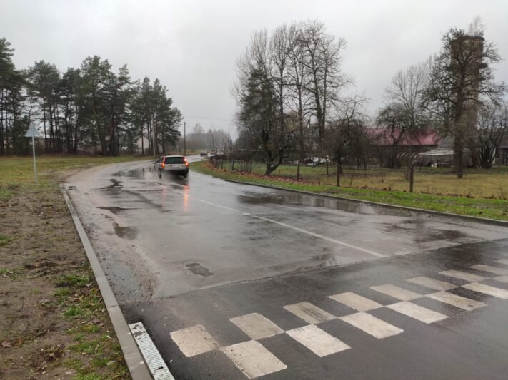 Dieną eismo sąlygas sunkins gūsingas vėjas