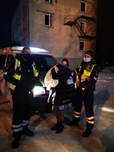 Dingusį šunelį pastebėję pareigūnai neliko abejingi: sušalęs augintinis puolė į automobilį (2)