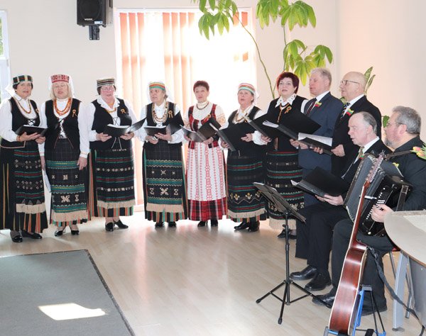Eilėmis ir dainomis sveikino Lietuvą