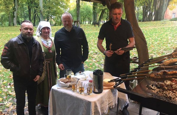 Garsūs keliautojai dairosi po panemunės pilis