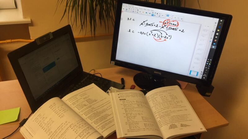 Gimnazija kviečia pasidairyti po mokytojų darbo vietas (nuotraukos)