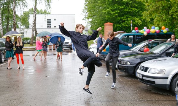 Gimnazistams nuskambėjo paskutinis skambutis (nuotraukos, video)