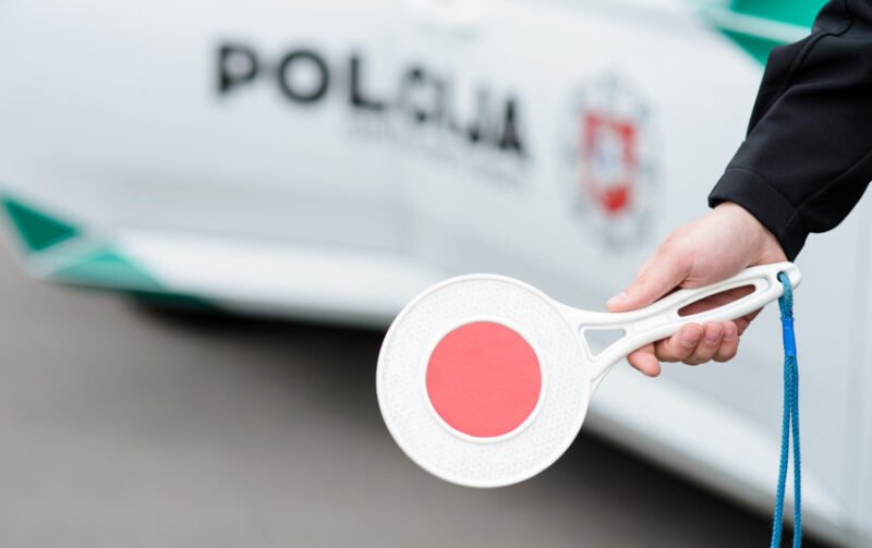 Girtą moterį tramdė policija