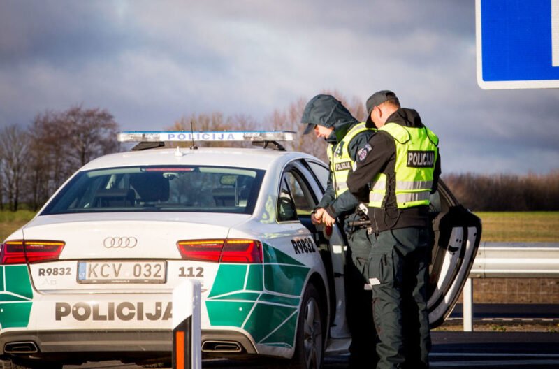 Girtą vairuotoją pusvalandį sekusi pora nusivylė policija: privažiavo, kai šaukštai buvo po pietų (4)