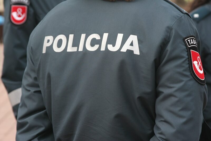 Girta mama į sūnaus galvą sudaužė vazą