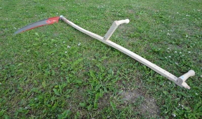 Girta moteris švaistėsi dalgiu