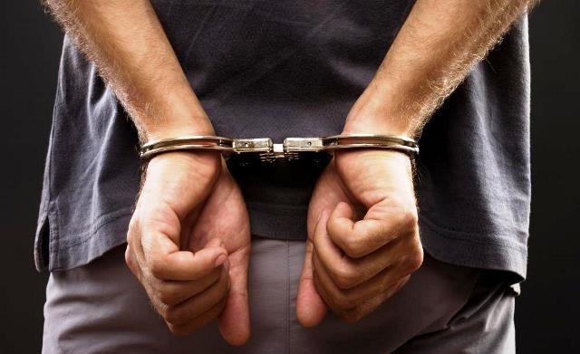 Girtas traktorininkas policininkams siūlė tūkstantį eurų