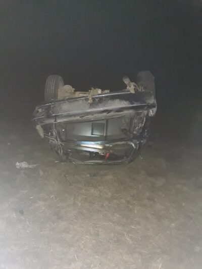 Girtas vairuotojas nuskriejo nuo kelio, sužalota moteris išvežta į ligoninę (nuotraukos)