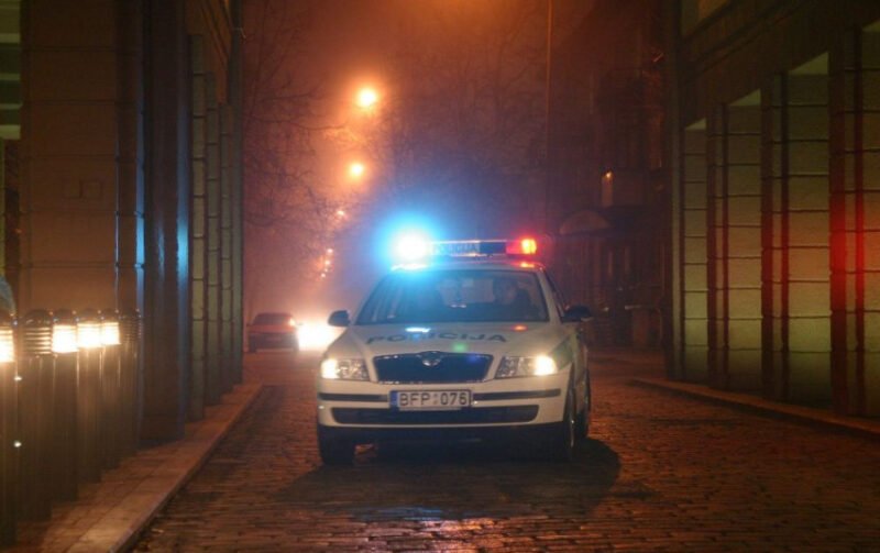 Girtas vyras smaugė policininką