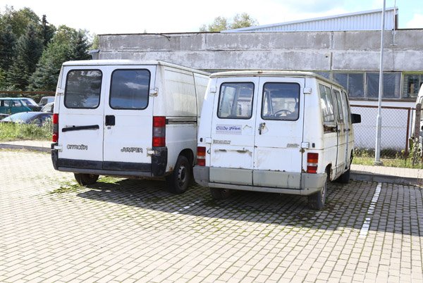 Gyventojai piktinasi aikštelėse trūnijančiais automobiliais