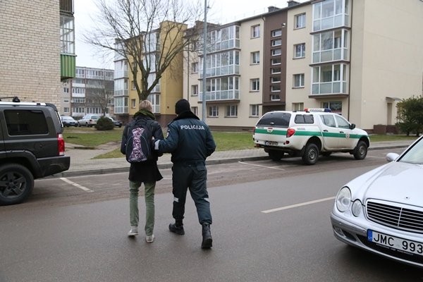 Gyventojas sulaikė vagiliaujantį paauglį, policija pataria, kaip apsisaugoti nuo nusikaltėlių (13)