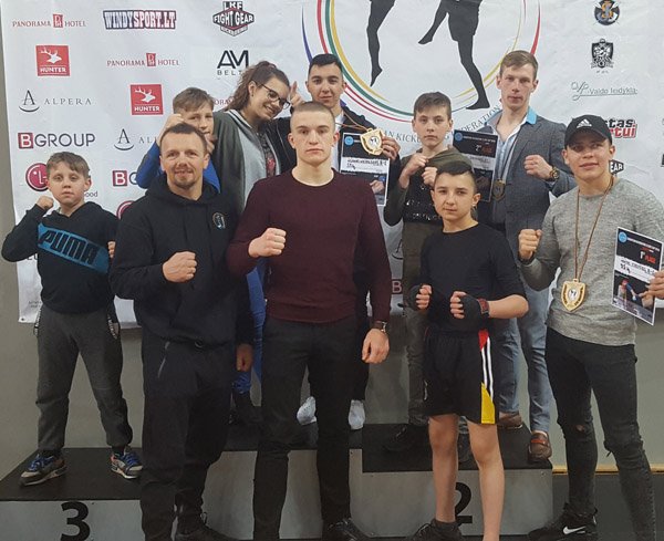 Iš kikbokso ringo – su medaliais