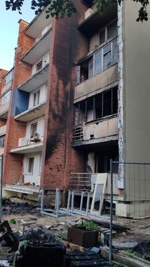 Iš liepsnojančio daugiabučio gelbėjo žmones papildyta nuotraukomis ir video) (14)