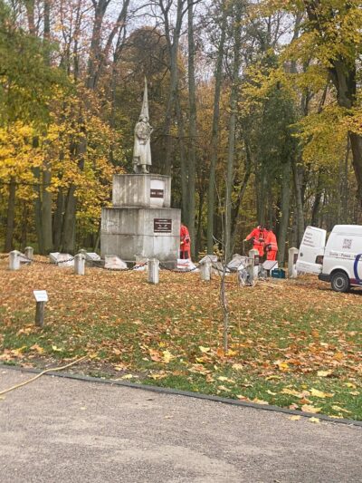 Išmontuojamas sovietinio kario paminklas Raudonėje