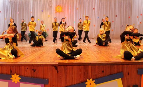 Šimtai šokėjų sveikino pavasarį