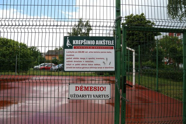 Informacinę aikštelės lentą nuplėšė paauglės