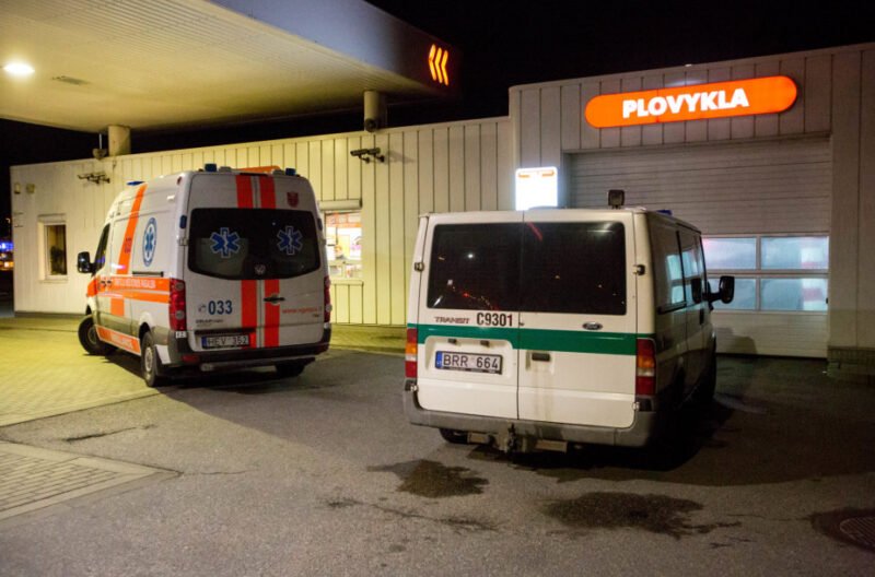 Išpuolis degalinėje: mašinoje palikta sužalota 19-metė, įtariamieji pasišalino