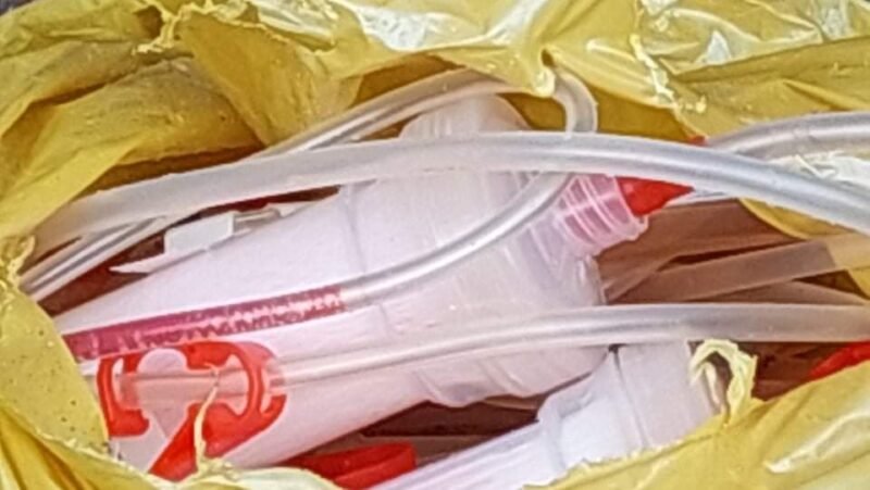 Istorija kartojasi – šiukšlių konteineryje prie ligoninės – medicininių atliekų maišas (4)