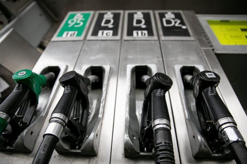 Istorinis naftos kainų kritimas: tikimasi 10–12 centų už litrą smukimo, bet degalinių atstovas ragina dar nedžiūgauti