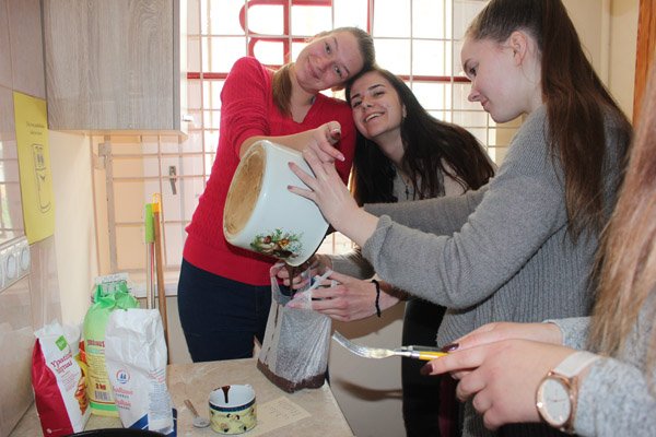 Jaunimo namai kvepia blynais ir arbata