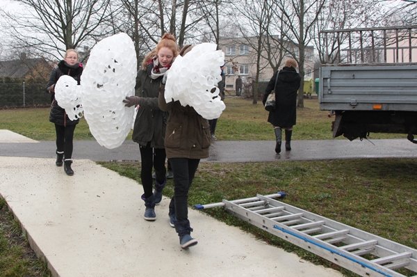 Jaunimo parke papuošta moderni eglė (nuotraukos, video) (3)
