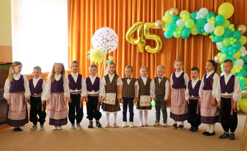 Jurbarkų darželis-mokykla švenčia 45-erių jubiliejų